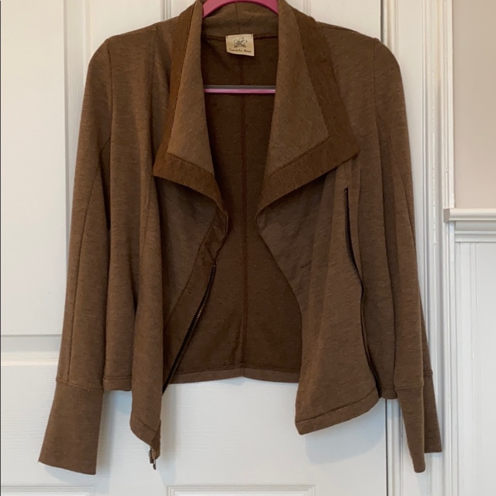 Stylish fitted jacket with zipper and pockets